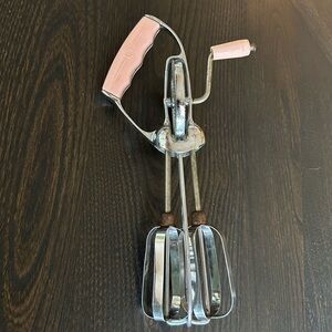VTG 1950s Maynard Hand Mixer/Egg Beater With Offset PINK Handle Works Great